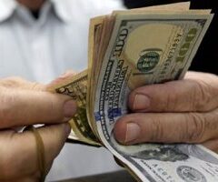 الدولار بـ52.34 جنيه للشراء في الأهلي وبنك مصر.. اعرف باقى الأسعار